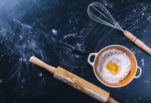 打蛋器和鸡蛋等厨房用品高清图片