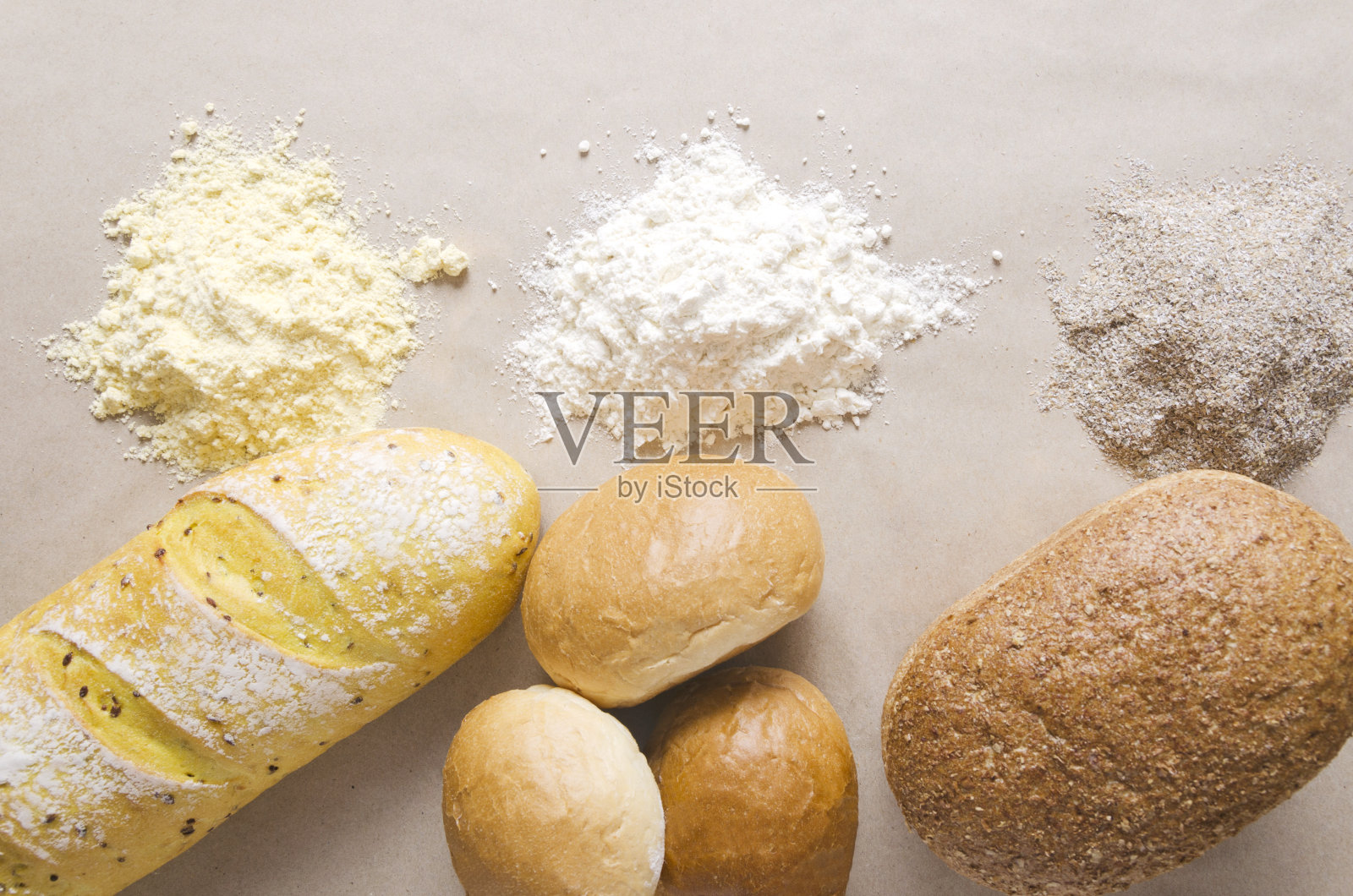俯视图各种面粉和面包。不同类型的面粉和产品的概念它照片摄影