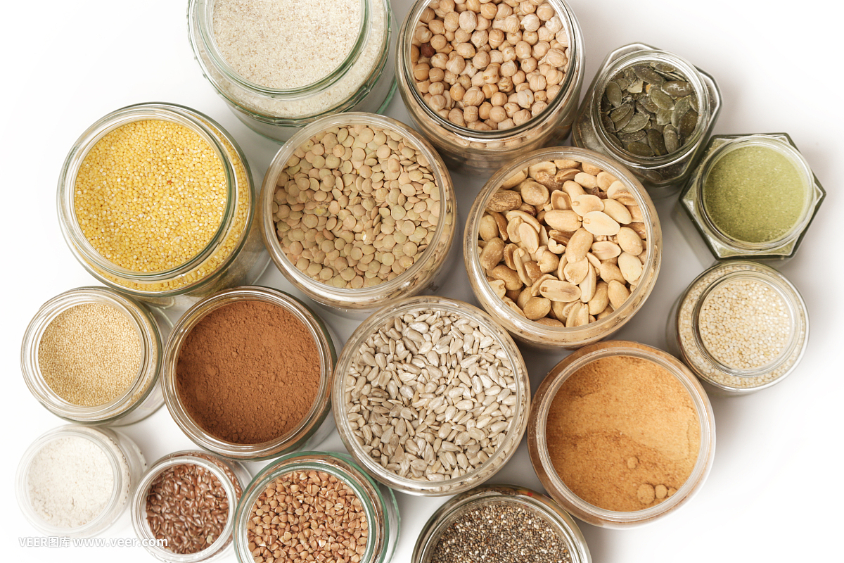 顶视图的罐子与谷物,种子,豆类,面粉和各种食物配料。健康食品的概念。